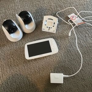 VAVA split view baby monitor with one wall mount